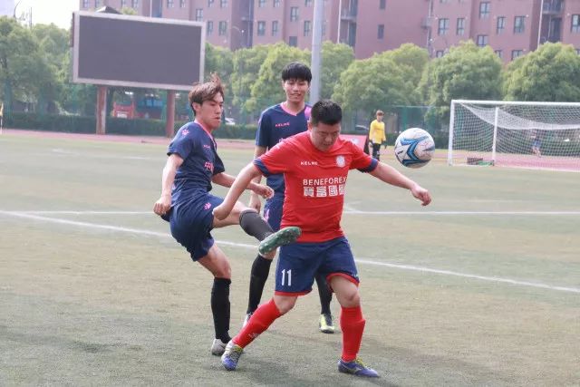 42岁詹姆斯加盟76人，算不算“抱团”？年薪800万已降至底薪